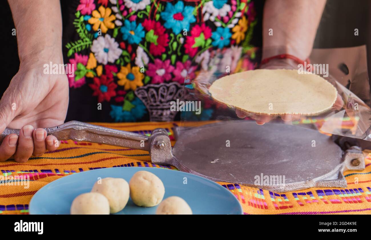 Prensa de tortilla, testales (masa de maíz) y tortillas mexicanas  resultantes. Proceso de fabricación de tortillas de maíz Fotografía de  stock - Alamy