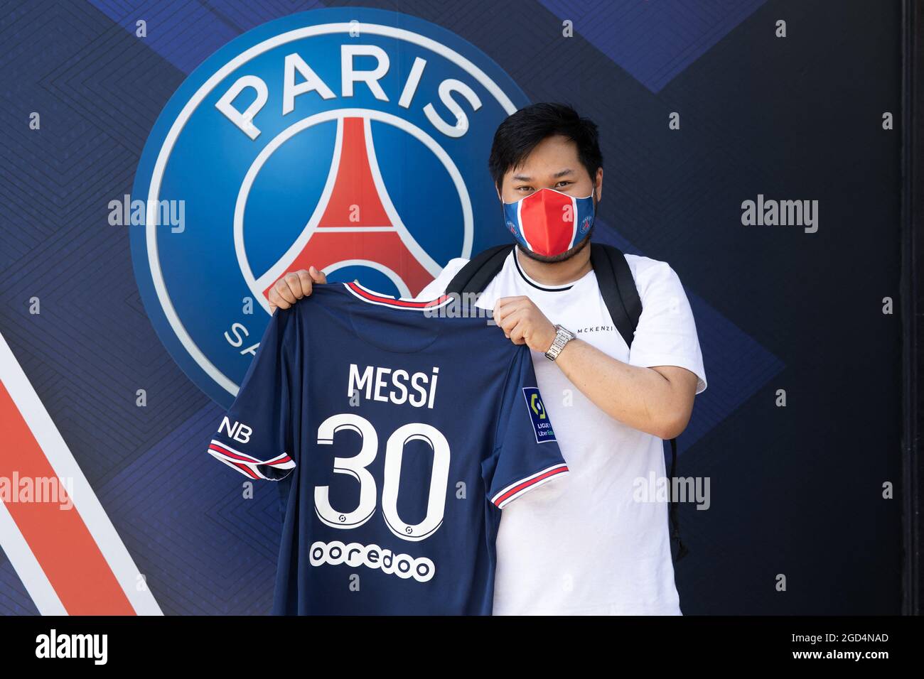 París, Francia. 11th de agosto de 2021. Un partidario muestra una camiseta  del futbolista argentino del PSG Lionel Messi, que acaba de comprar en la  tienda del club de fútbol Paris-Saint-Germain (PSG)