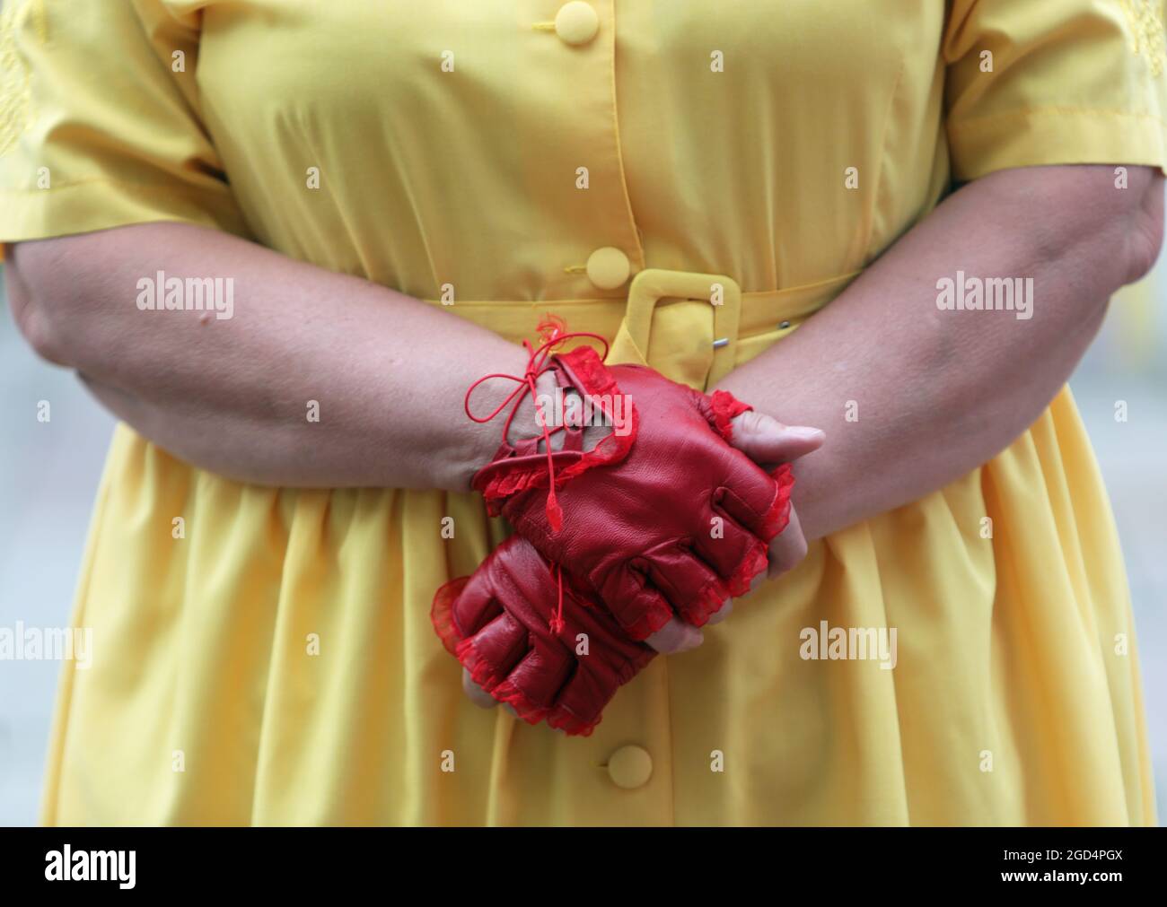 KIEV, UCRANIA - 7 DE AGOSTO de 2021 - UNA mujer sostiene sus manos con  guantes rojos sin dedos cruzados sobre su cuerpo durante el paseo en  bicicleta #KyivCycleChic 2021, Kiev Fotografía de stock - Alamy
