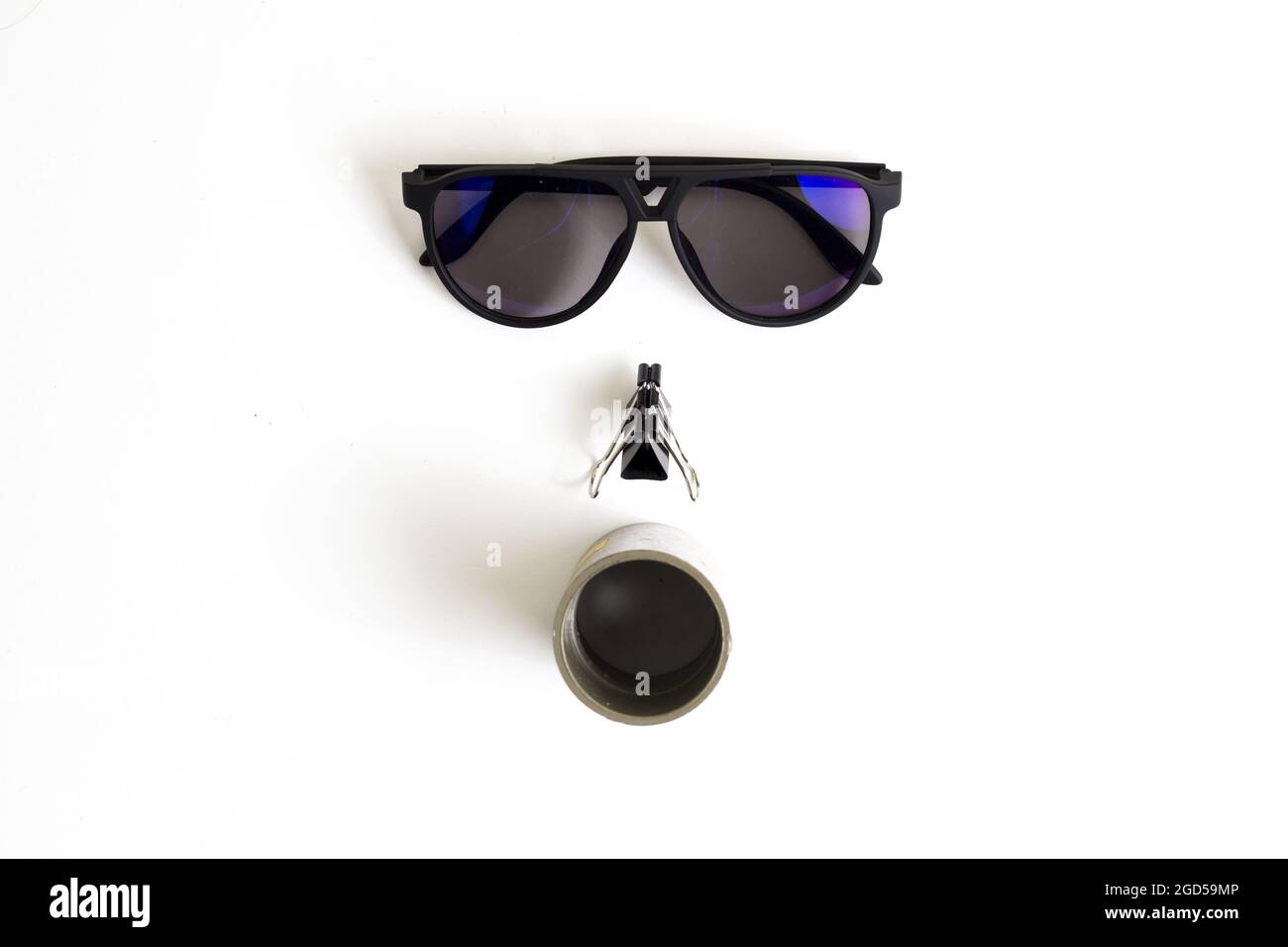 Gafas de sol y un clip sobre una superficie blanca vista desde arriba  Fotografía de stock - Alamy