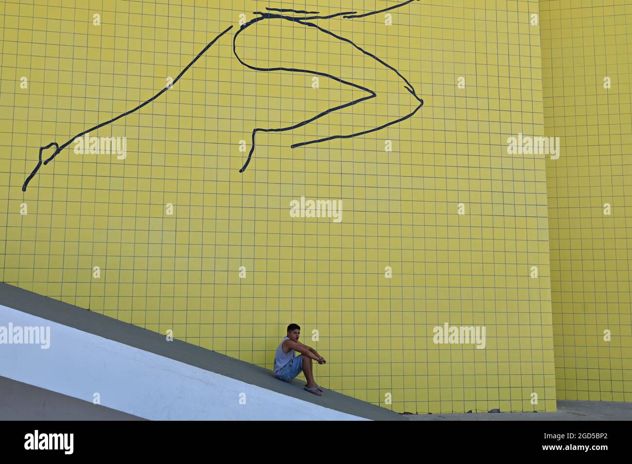 Joven en la rampa del Teatro Popular Oscar Niemeyer parte del Camino