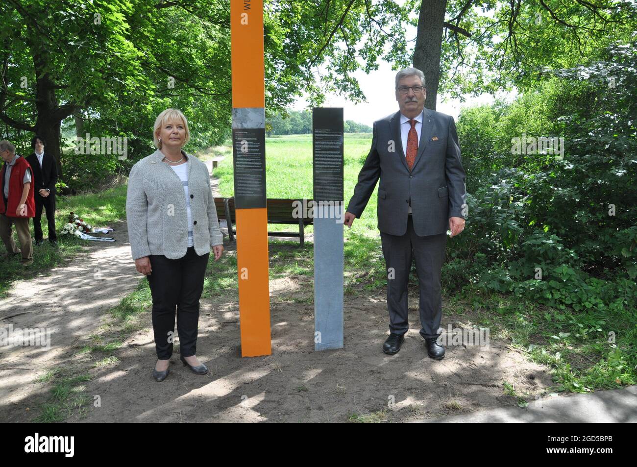 Berlín, Alemania. 11th de agosto de 2021. Ulrike Liedtke, presidente del parlamento estatal y Ralf Wieland (SPD), presidente de la Cámara de Representantes de Berlín, desvelaron el memorial del soldado soviético Vladimir Ivanovich Odintsov en Berlín, Alemania, el 11 de agosto de 2021, víctima del muro de Berlín, baleado el 2 de febrero de 1979 en Berlín, Alemania. Crédito: Ales Zapotocky/CTK Photo/Alamy Live News Foto de stock