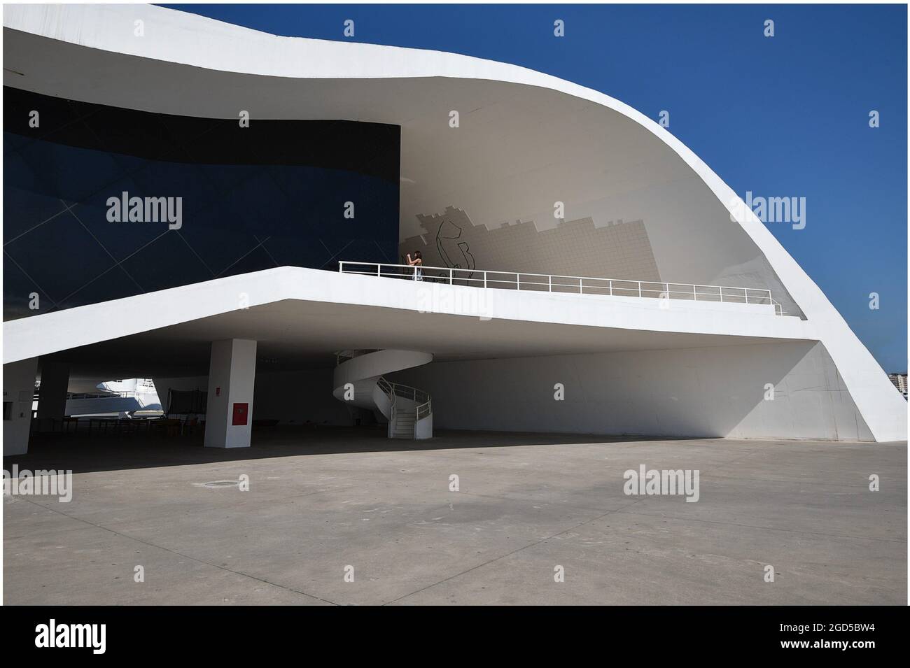Vista exterior escénica del Teatro Popular Oscar Niemeyer parte del