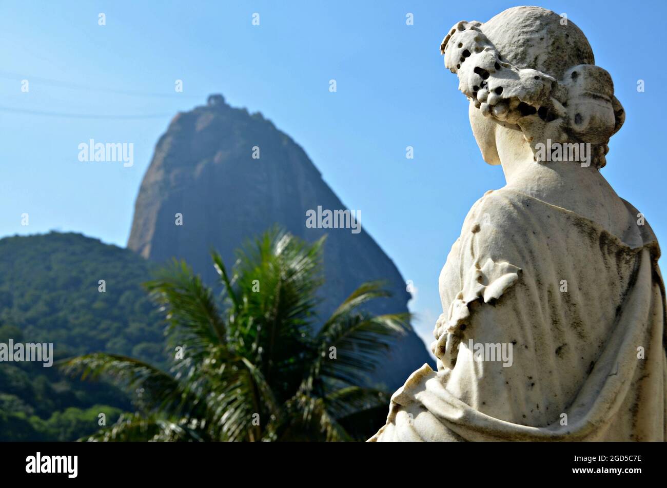 Vista panorámica de la montaña de Sugarloaf y la escultura de Deusa Pomona vista desde Praia Vermelha en el barrio de Urca, Río de Janeiro Brasil. Foto de stock