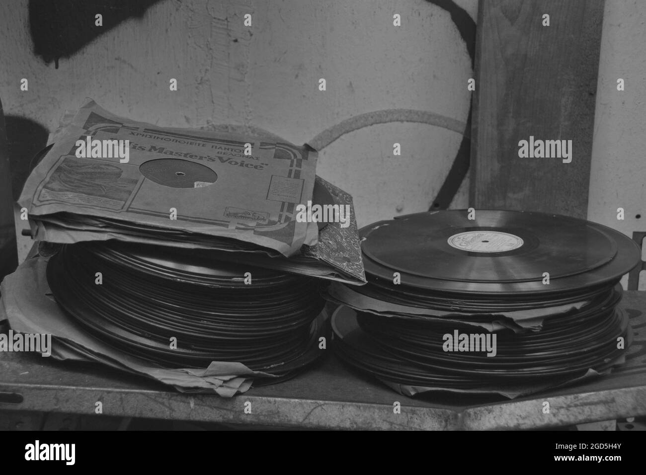 Atenas, Grecia - 21 de mayo de 2015: Discos fonográficos gramófonos vintage de 78 rpm. Música antigua en blanco y negro. Foto de stock