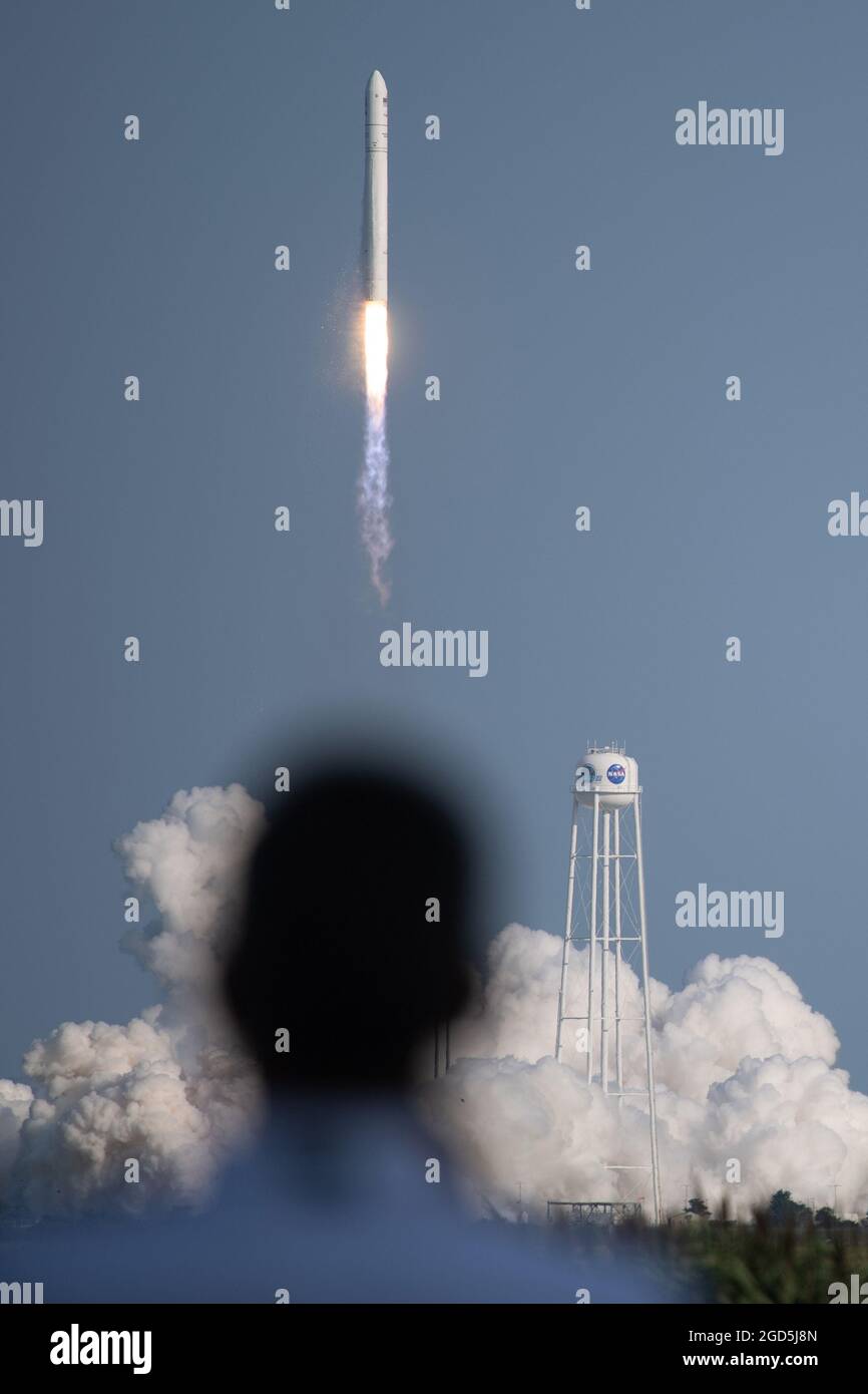 Walops Island, Estados Unidos. 11th de agosto de 2021. Un cohete Northrop Grumman Antares que transporta una nave espacial Cygnus de reabastecimiento se lanza desde el Pad-0A del puerto espacial regional del Atlántico medio, el martes 10 de agosto de 2021, en la instalación de vuelo Wallops de la NASA en Virginia. La misión de reabastecimiento de carga contratada por Northrop Grumman en 16th con la NASA entregará cerca de 8.200 libras de ciencia e investigación, suministros para la tripulación y equipo de vehículos a la Estación Espacial Internacional y a su tripulación. Foto de la NASA por Joel Kowsky/UPI Crédito: UPI/Alamy Live News Foto de stock