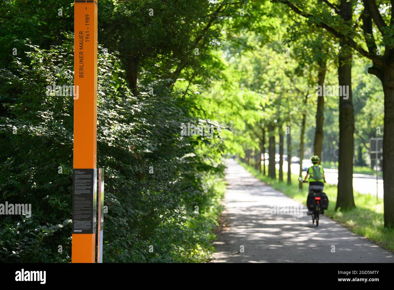 11 de agosto de 2021, Brandeburgo, Dallgow-Döberitz/OT Seeburg: Un ciclista pasa por la estela conmemorativa de Vladimir Ivanovich Odintsov. La estela fue inaugurada por la tarde por el presidente del parlamento estatal de Brandeburgo, Liedtke. Odintsov era un soldado soviético estacionado en el regimiento de artillería de la guarnición de Elstal, que había sido baleado accidentalmente por oficiales de la Policía Popular de la RDA. Los policías lo habían confundido con un soldado que había sido puesto en la lista de personas buscadas. Foto: Soeren Stache/dpa-Zentralbild/dpa Foto de stock