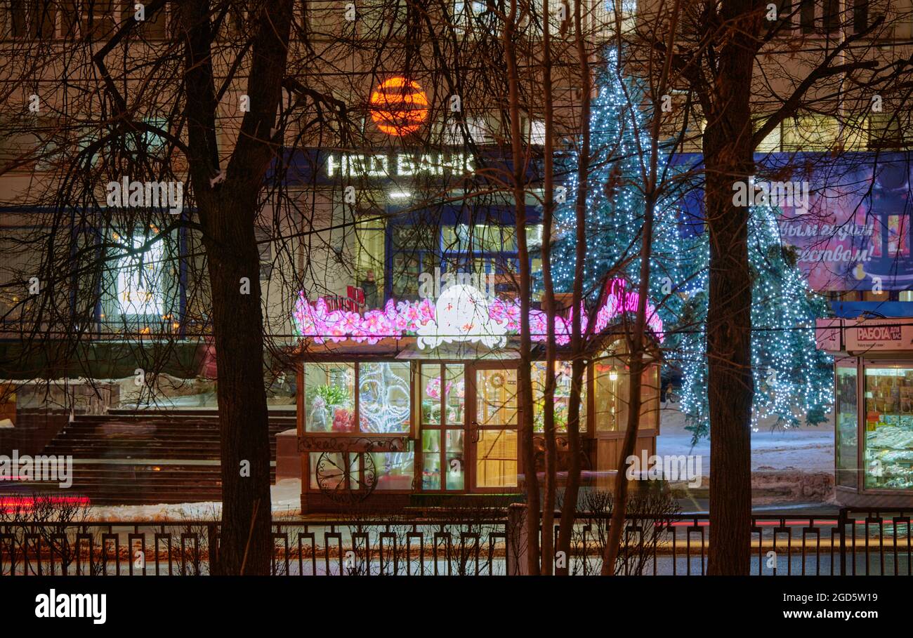 Los quioscos rusos vienen en todas las formas y tamaños, vendiendo cualquier cosa desde café a rosas. Foto de stock