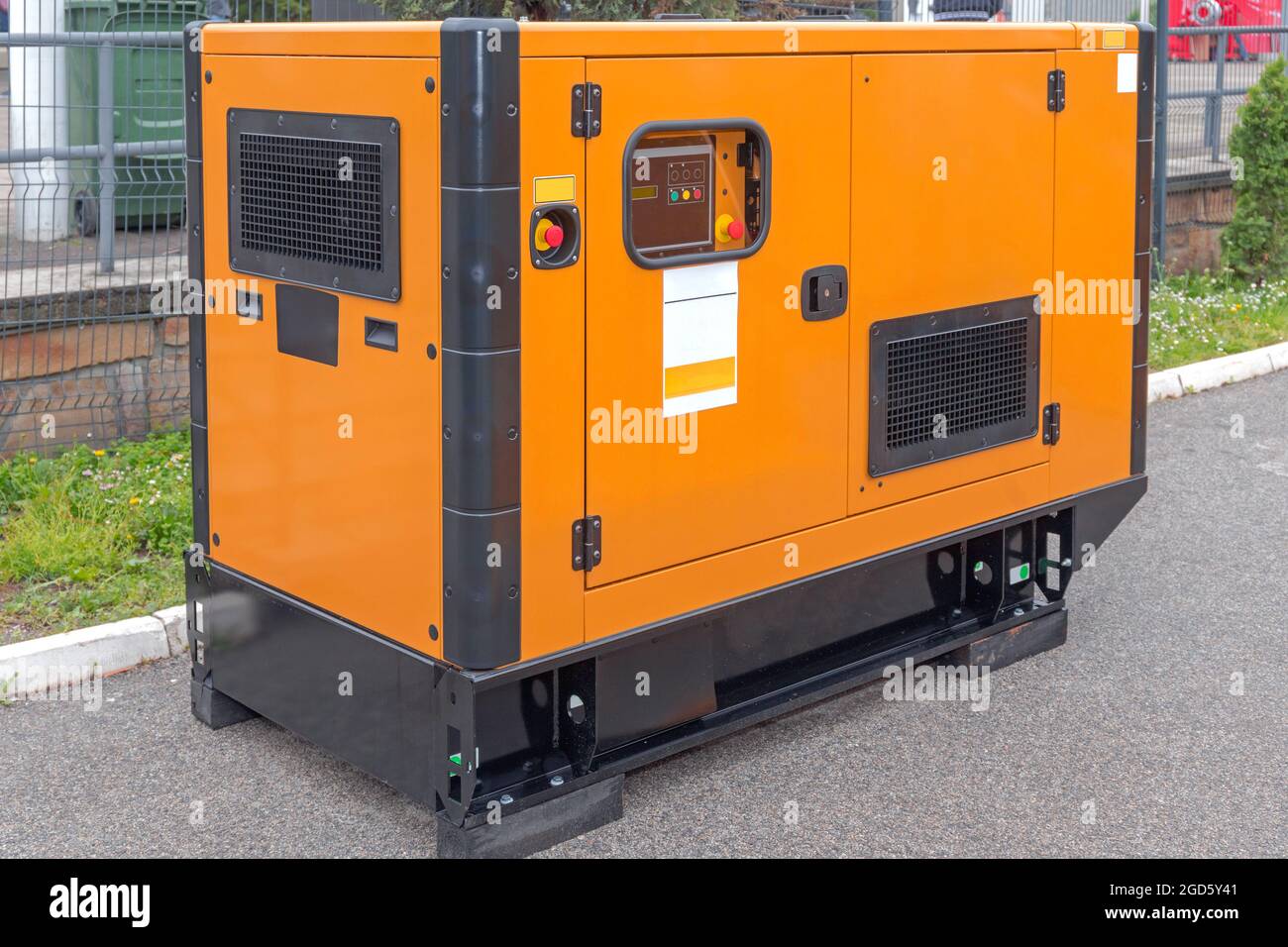 Generador de potencia eléctrica de combustible diésel grande en el exterior  Fotografía de stock - Alamy