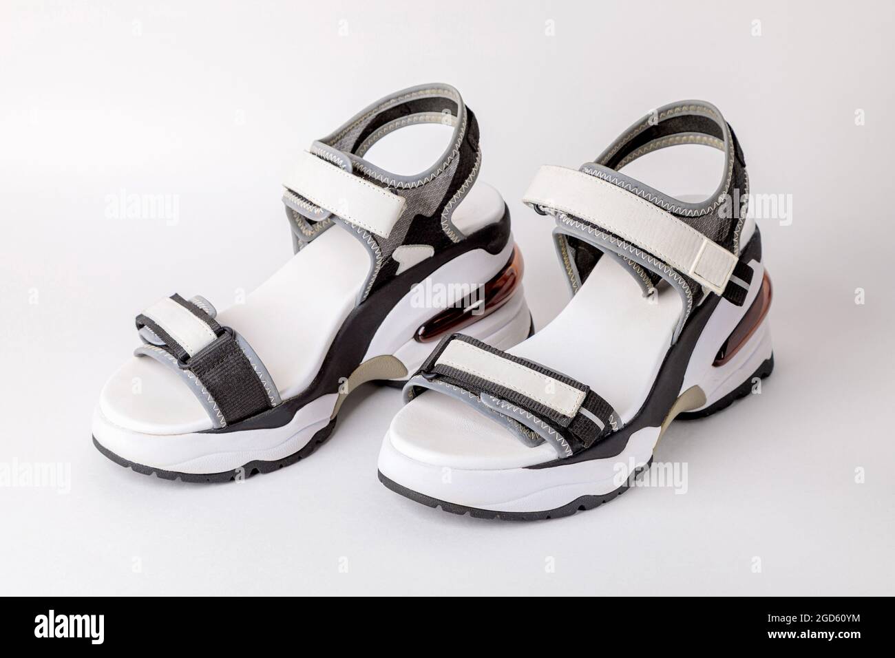 Sandalias deportivas de moda para mujer sobre un fondo blanco. Nuevos  zapatos para jóvenes. Primer plano Fotografía de stock - Alamy