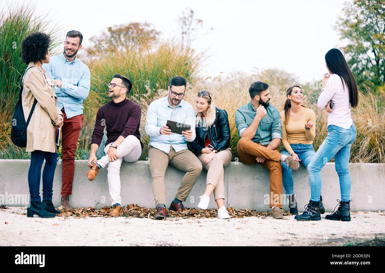 jóvenes que se divierten feliz grupo amistad estilo de vida de los estudiantes Foto de stock