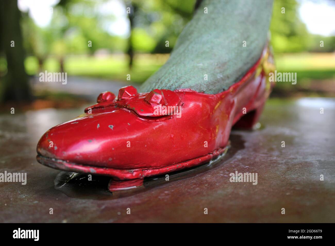 Estatua del zapato rojo de Dorothy del Mago de Oz Fotografía de stock -  Alamy