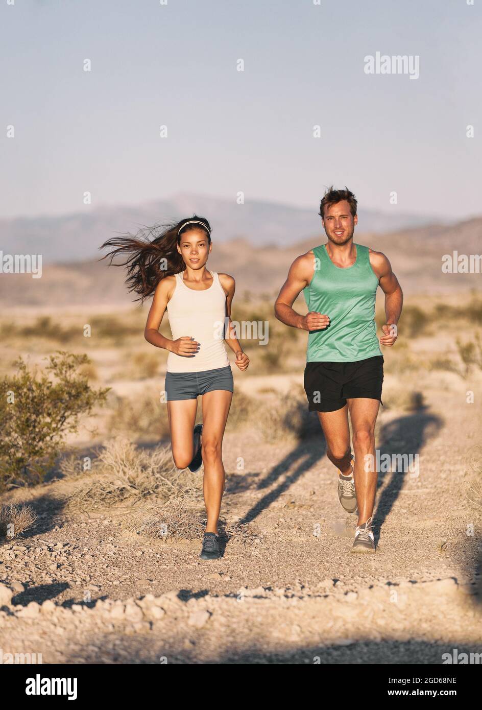 Fotomural Mujer atleta corriendo - mujer trail runner