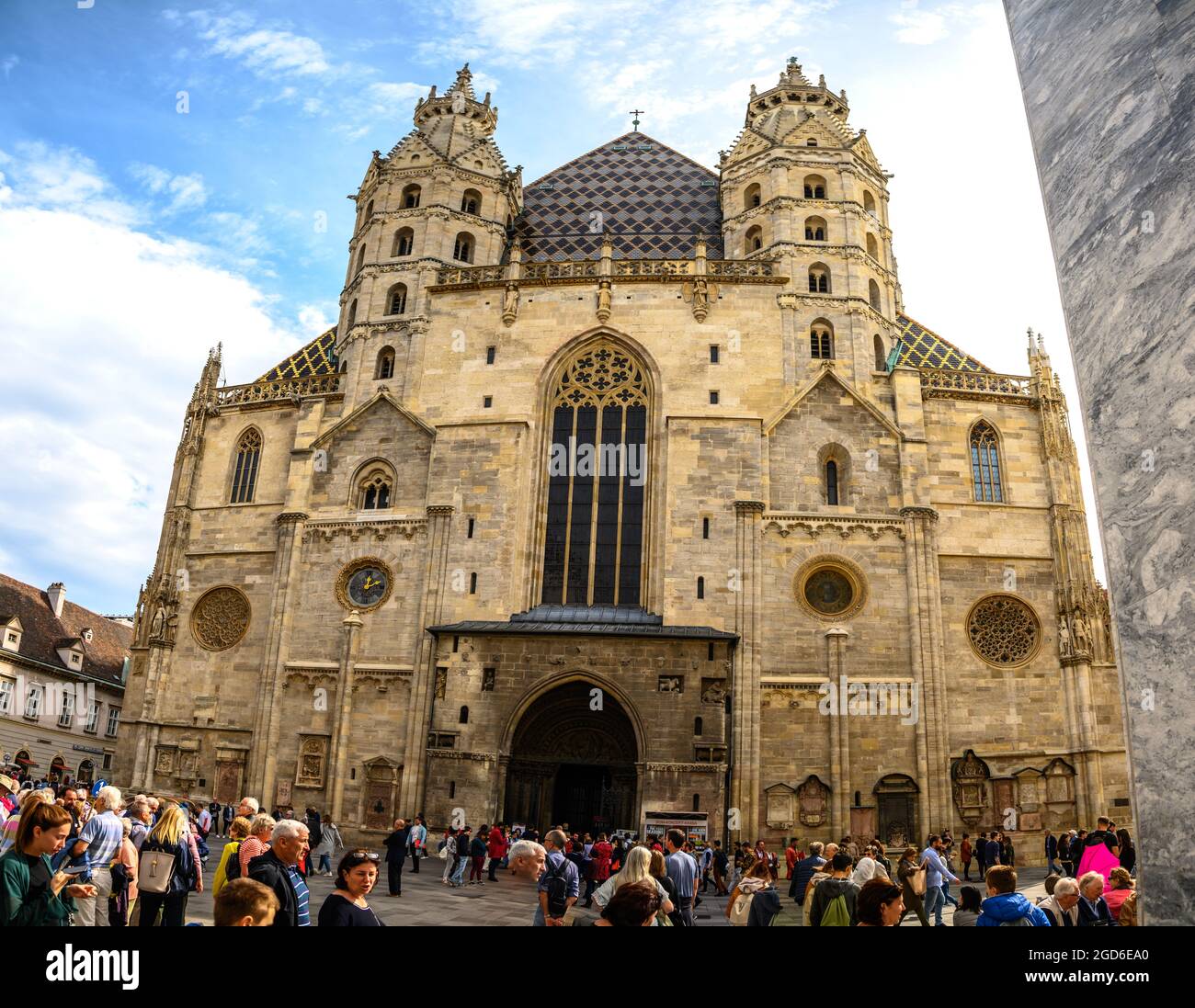 viena Austria - 27 de septiembre de 2019. La catedral de St Stephens está situada en la famosa Stephansplatz, en el centro de Viena. Foto de stock