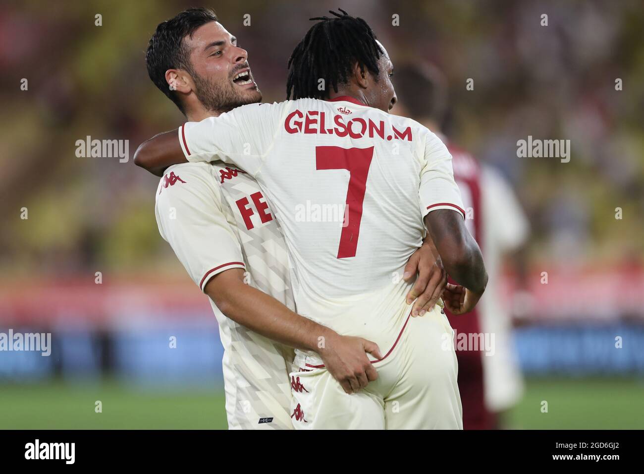 Mónaco, Mónaco, 10th de agosto de 2021. Gelson Martins de AS Monaco celebra con su compañero Kevin Volland después de anotar para dar al bando una ventaja de 1-0 durante el partido de la Liga de Campeones de la UEFA en Stade Louis II, Mónaco. El crédito de la foto debe decir: Jonathan Moscrop / Sportimage Foto de stock