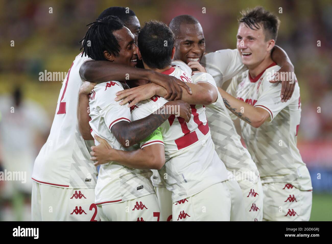 Mónaco, Mónaco, 10th de agosto de 2021. Gelson Martins de AS Monaco celebra con sus compañeros de equipo después de marcar para dar al lado una ventaja de 1-0 durante el partido de la Liga de Campeones de la UEFA en el Stade Louis II, Mónaco. El crédito de la foto debe decir: Jonathan Moscrop / Sportimage Foto de stock