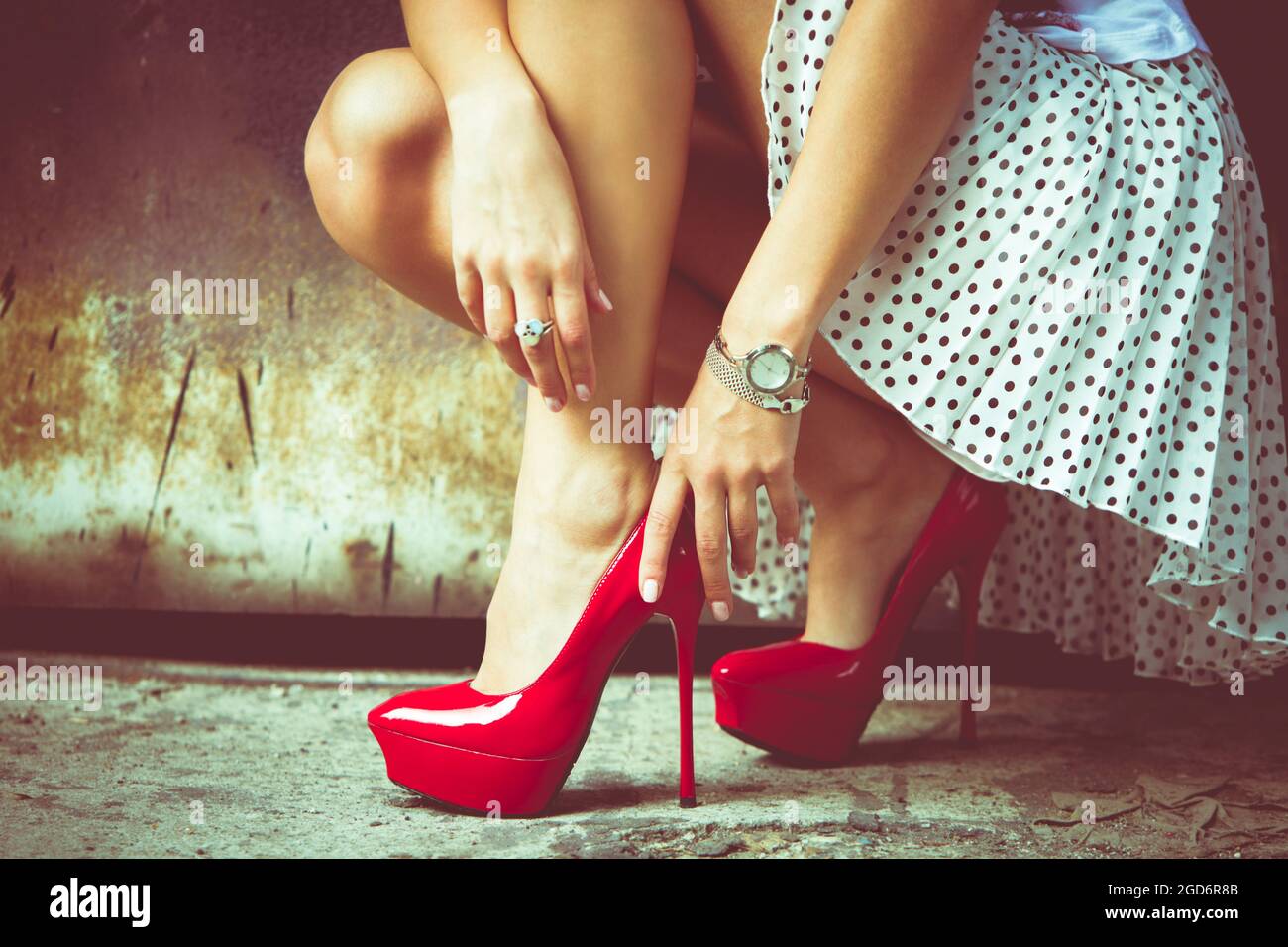piernas de mujer en zapatos rojos de tacón alto y falda corta tiro al aire  libre Fotografía de stock - Alamy