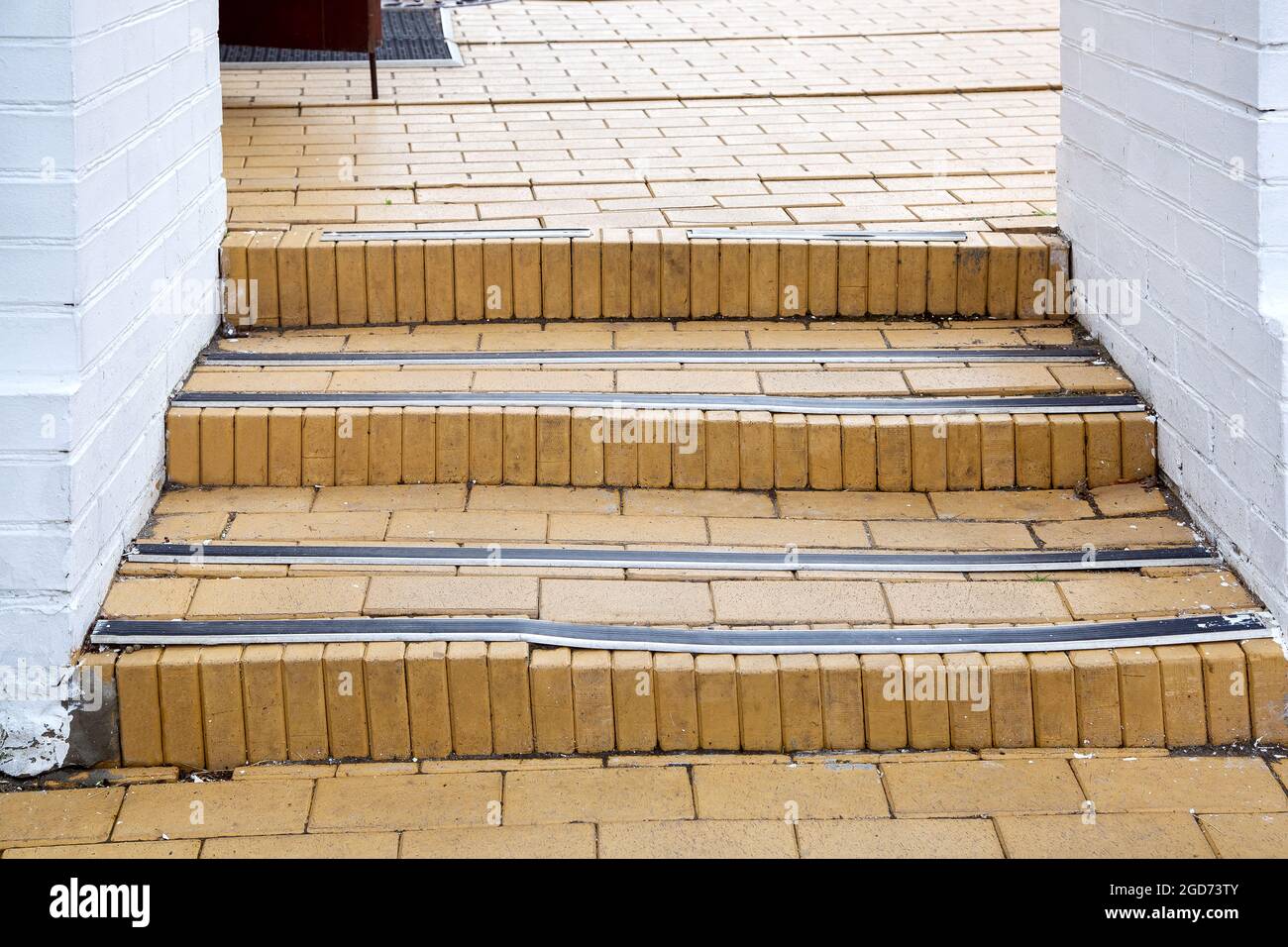 escaleras con tiras antideslizantes de goma en la escalera de arco en la  entrada del edificio de ladrillo blanco cerca, nadie Fotografía de stock -  Alamy