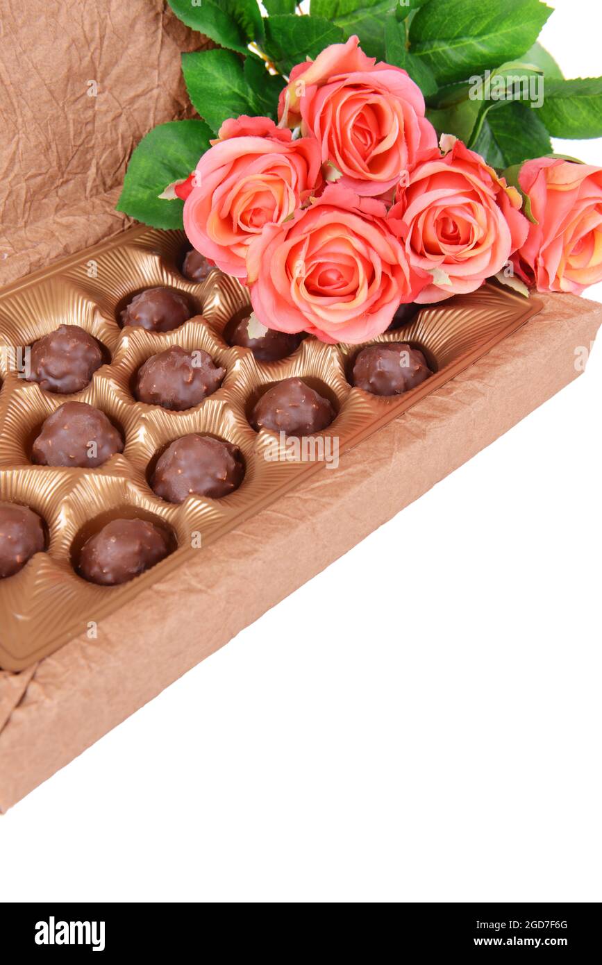 Deliciosos chocolates en caja con flores de cerca Fotografía de stock -  Alamy