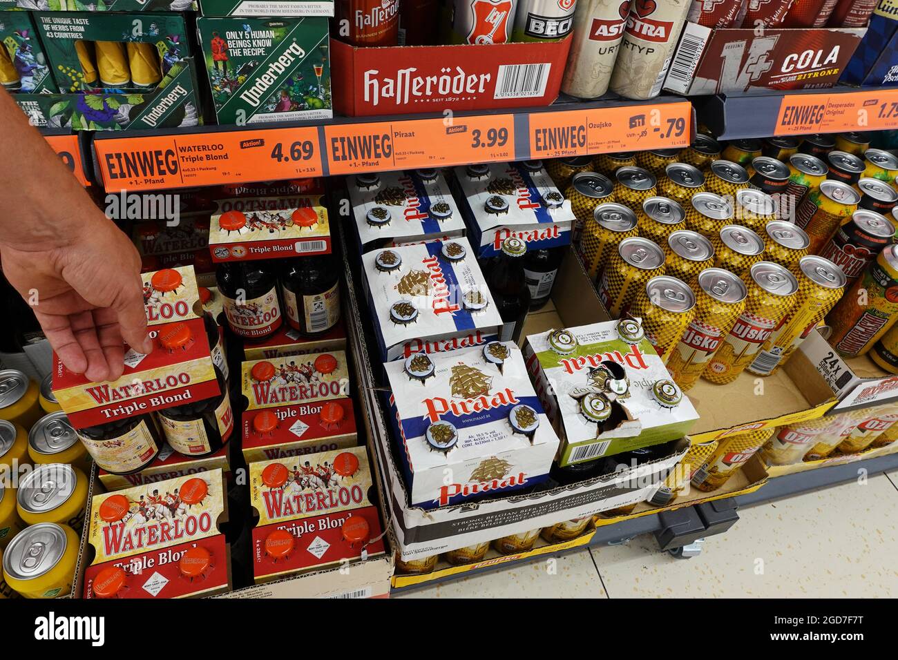 Oferta de cervezas belgas en una tienda Foto de stock