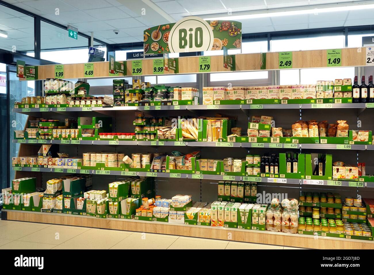 Pasillo de supermercado con comida orgánica Foto de stock