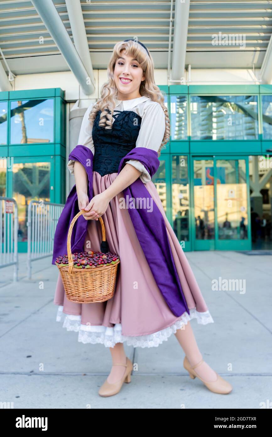 Asistente posando en traje de la Princesa Aurora, o Briar Rose, en el Comic  Con en Los Angeles, CA, Estados Unidos Fotografía de stock - Alamy