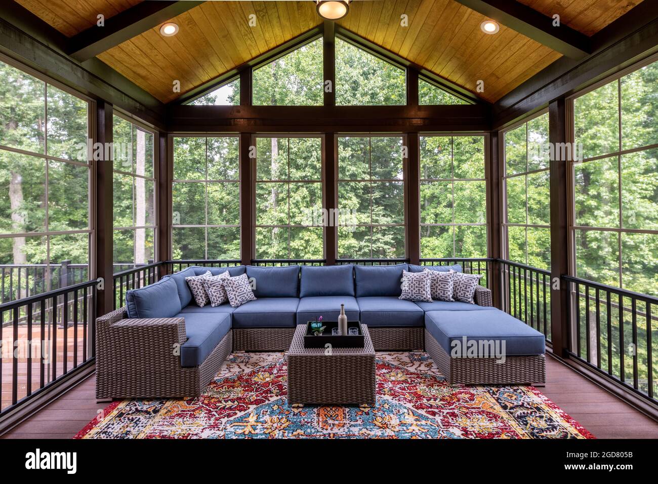 Nuevo y moderno porche cerrado con muebles de patio, maderas de verano en  el fondo Fotografía de stock - Alamy