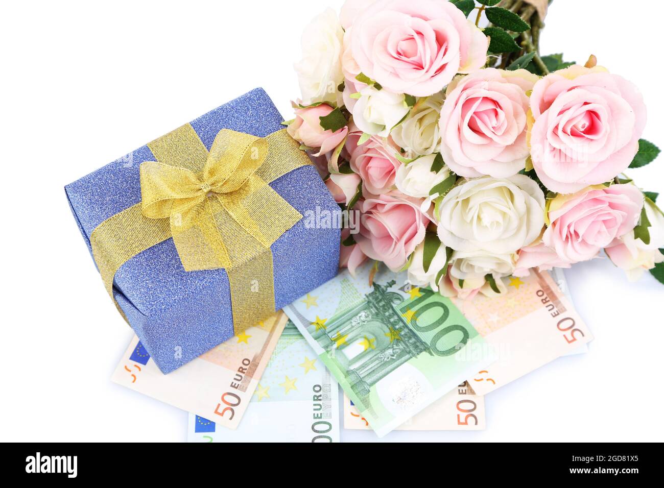 Caja de regalo con dinero y flores aisladas sobre blanco Fotografía de  stock - Alamy