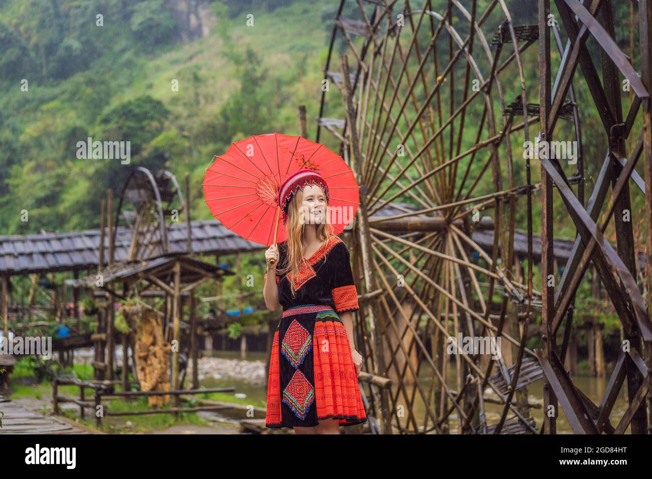 Una turista femenina vestida con el vestido tradicional de los habitantes de las montañas vietnamitas, el Hmong. Mujer en Sapa en la niebla, Noroeste Foto de stock