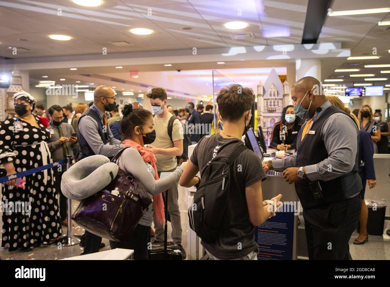 Los pasajeros muestran sus pasaportes antes de un vuelo JetBlue a Londres  en el Aeropuerto Internacional JFK en el distrito de Queens de la Ciudad de  Nueva York, Nueva York, EE.UU., 11