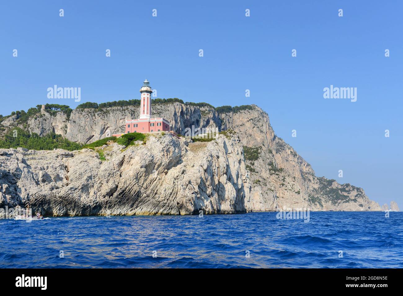 Faro de Punta Carena, Isla de Capri, en la provincia de Nápoles, Campania, Italia. Foto de stock