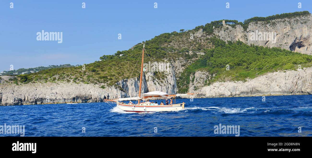 Un paseo en barco por la isla de Capri, Italia. Foto de stock