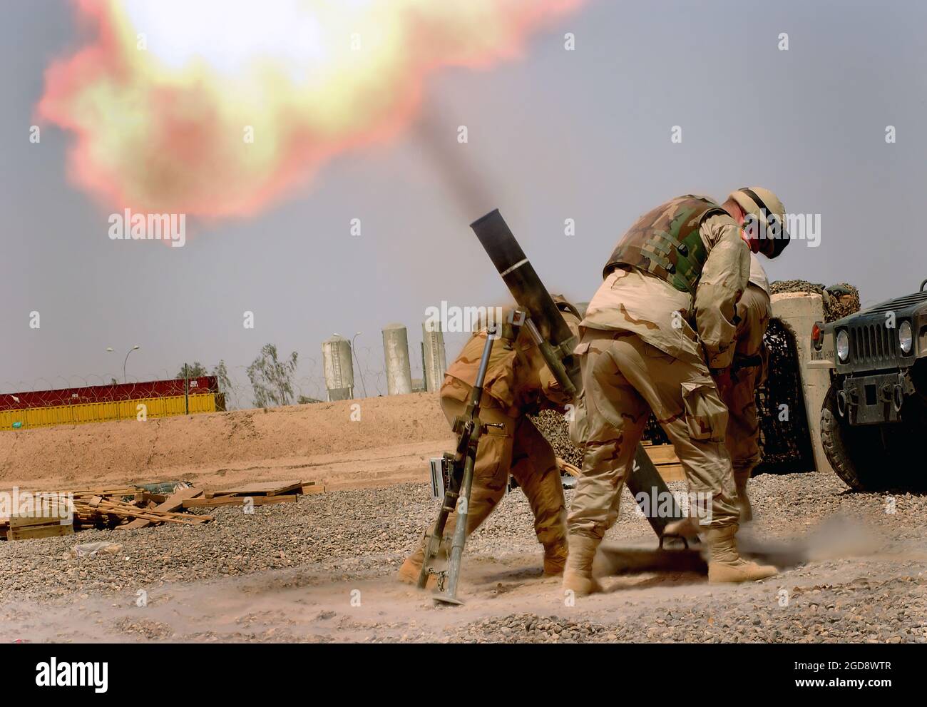 Especialista del Ejército DE EE.UU. (EE.UU.) Seth Gerkin, Primera Clase Derecha y Privada (PFC) Brian Cruz, de la Armadura de 303rd adjunta a la Brigada de 81st, Área de Apoyo Logístico (LSA) Anaconda, Iraq, dispara un mortero de M120 120mm, en apoyo de la Operación LIBERTAD IRAQUÍ. (FOTO DE USAF POR SSGT AARON D. ALLMON II 040521-F-7823A-001) Foto de stock