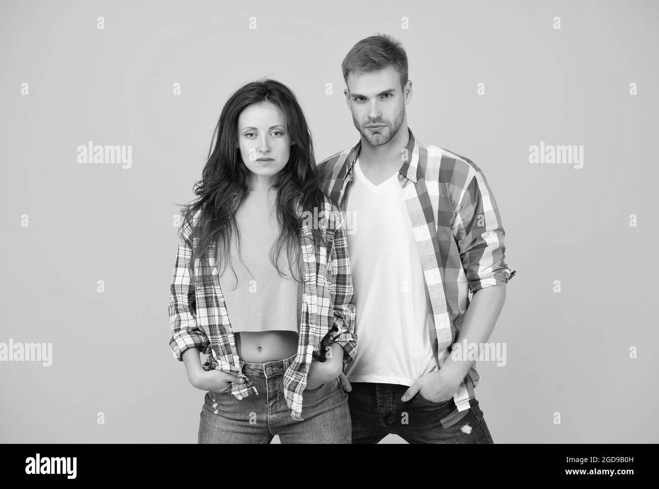 Su estilo es mucho más informal. Pareja de ropa informal. Vogue modelos de  fondo amarillo. Ropa de moda. Ropa urbana contemporánea. Estilo de vida  moderno Fotografía de stock - Alamy