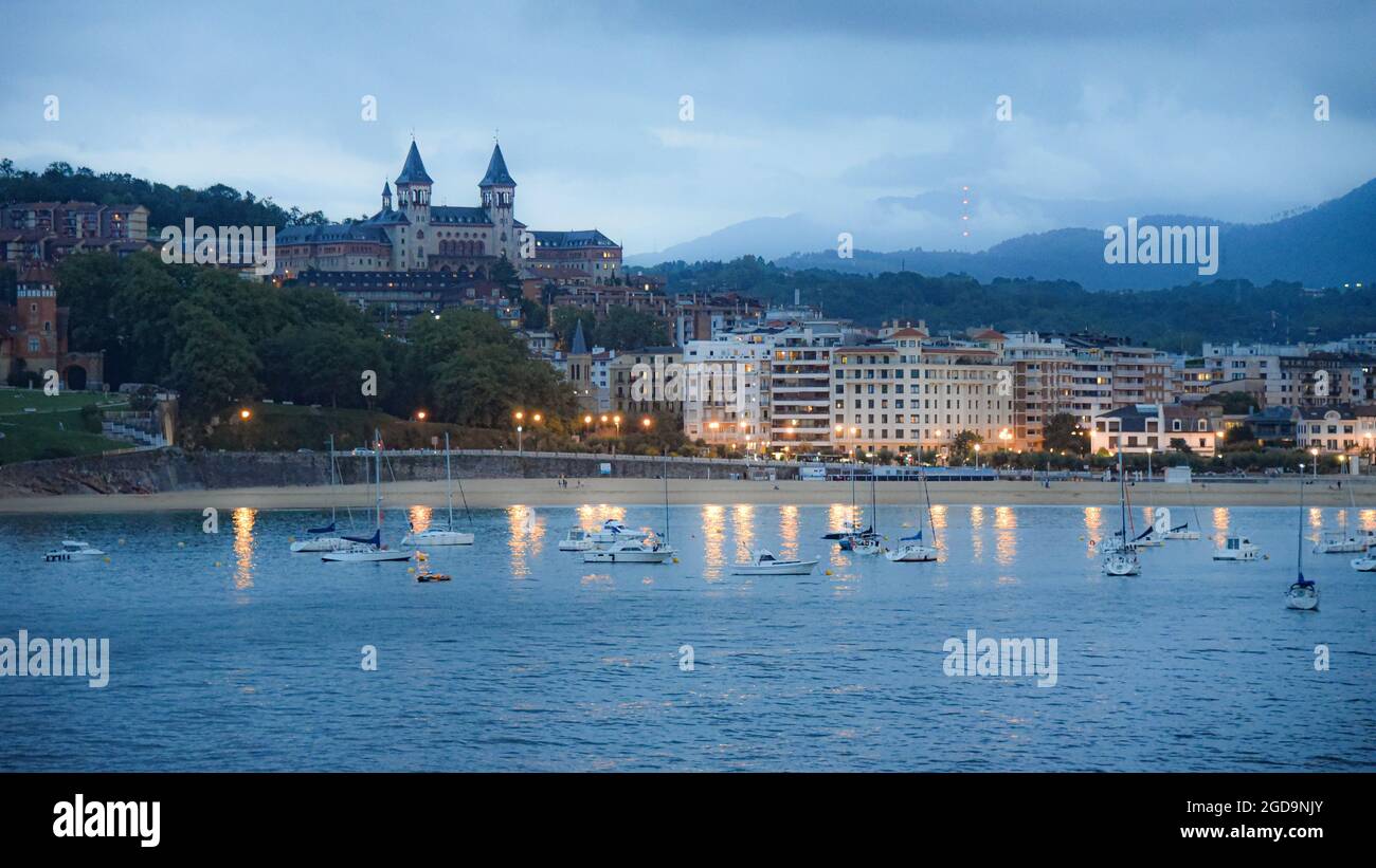 San Sebastián, España - 25 de julio de 2021: Vistas nocturnas del Seminario Diocesano y la bahía de La Conca Foto de stock