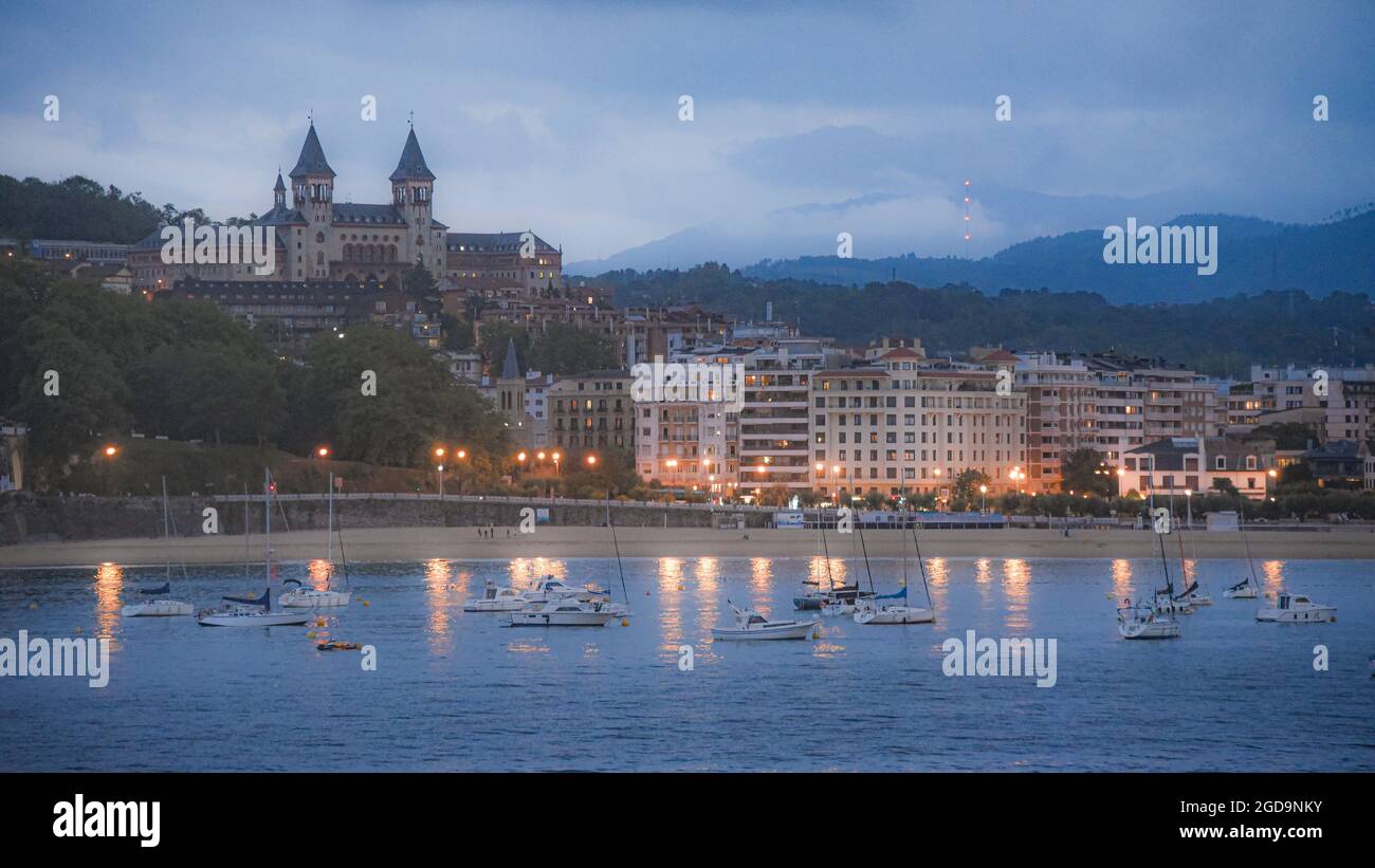 San Sebastián, España - 25 de julio de 2021: Vistas nocturnas del Seminario Diocesano y la bahía de La Conca Foto de stock