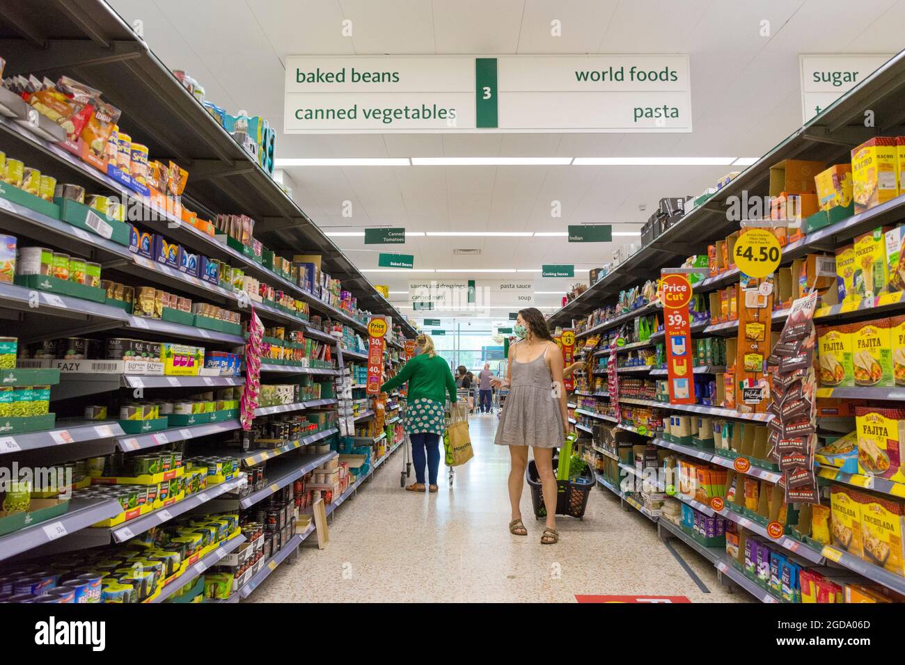 Compradores en el supermercado Morrisons, Bath, Inglaterra, Reino Unido Foto de stock