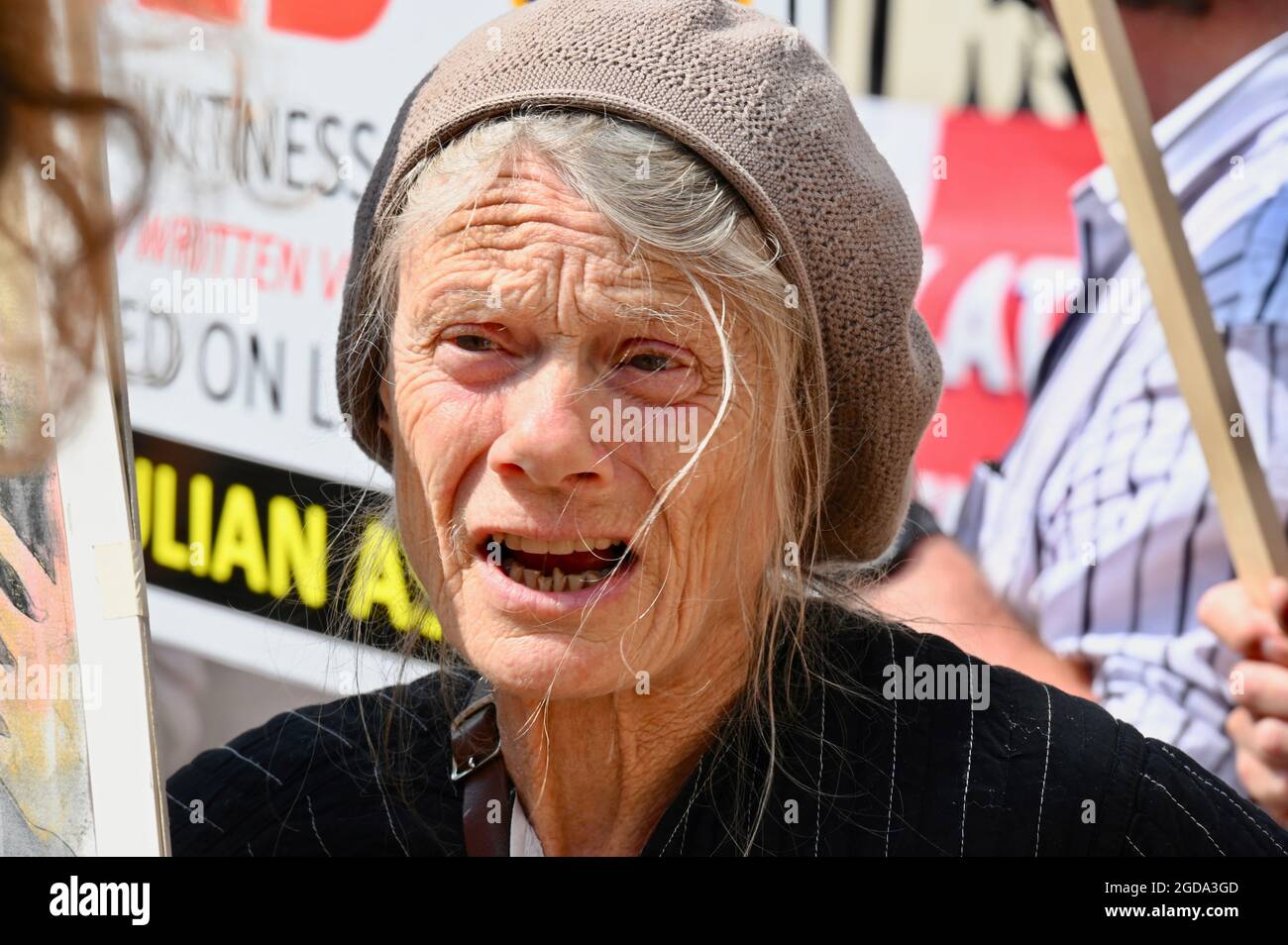 Alto Protester, Julian Assange Llamamiento de Extradición de los Estados Unidos, Tribunales Superiores de Justicia, The Strand, Londres. REINO UNIDO Foto de stock