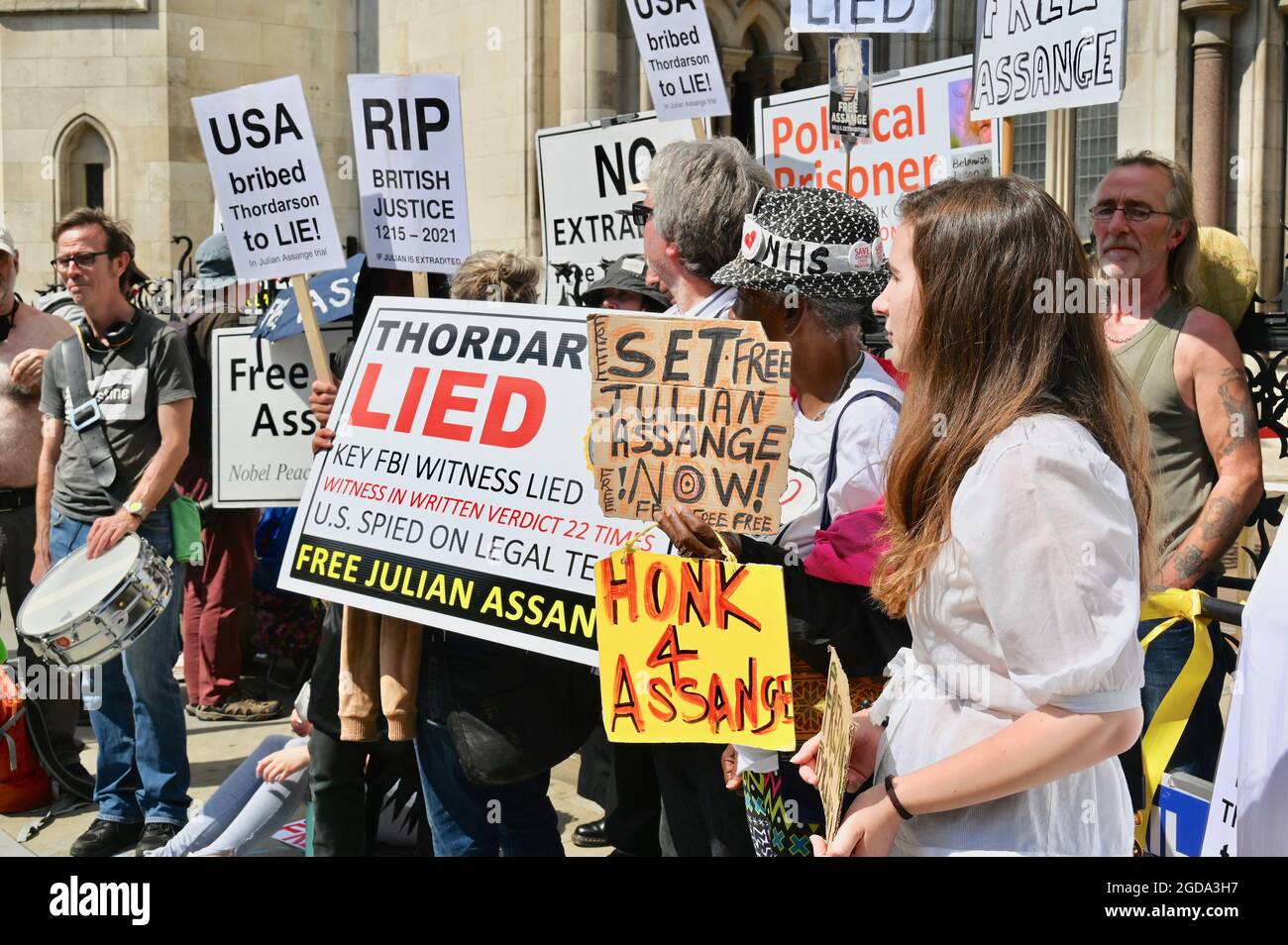 Manifestantes, Julian Assange US Extradición Appeal, High Courts of Justice, The Strand, Londres. REINO UNIDO Foto de stock