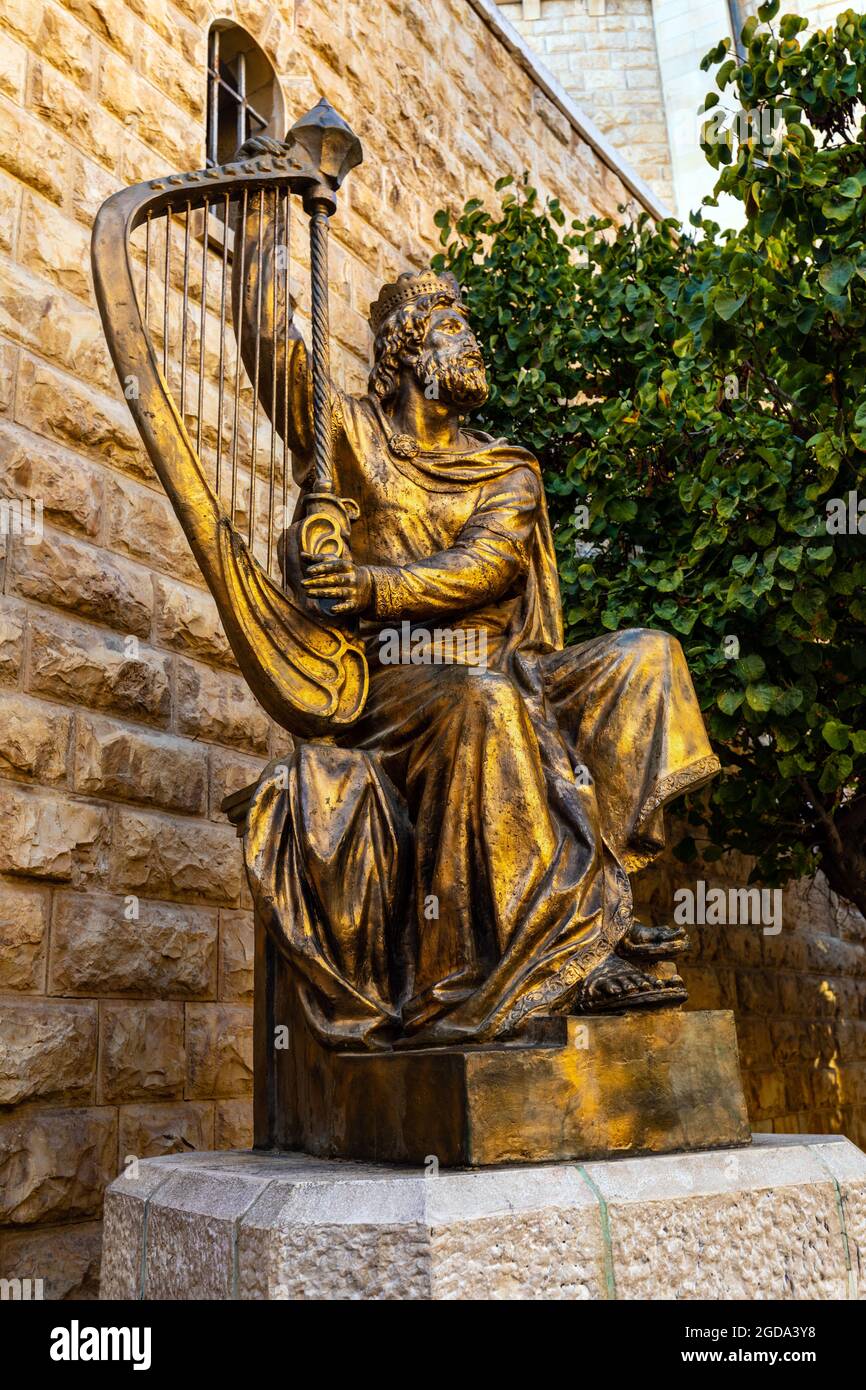 Jerusalén, Israel - 13 de octubre de 2017: Estatua del rey David en la abadía benedictina de la Dormición en el Monte Sión, cerca de la Puerta de Sión fuera de las murallas de Jerusalén Foto de stock