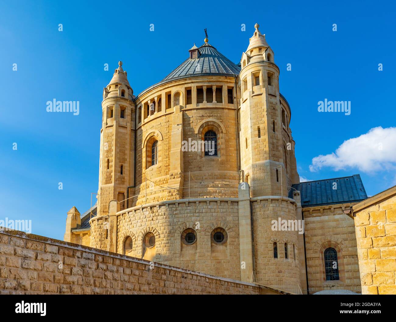 Jerusalén, Israel - 13 de octubre de 2017: Abadía Benedictina de Dormición en el Monte Zion, cerca de la Puerta de Zion fuera de las murallas de la Ciudad Vieja de Jerusalén Foto de stock