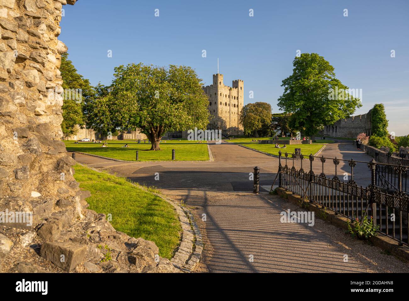 La torre y los jardines del castillo de Rochester Kent. Foto de stock