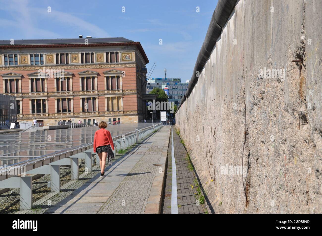 Berlín, Alemania. 12th de agosto de 2021. Parte de un antiguo muro fronterizo en el centro de documentación de Topografía del Terror en Berlín, Alemania, 12 de agosto de 2021. Crédito: Ales Zapotocky/CTK Photo/Alamy Live News Foto de stock