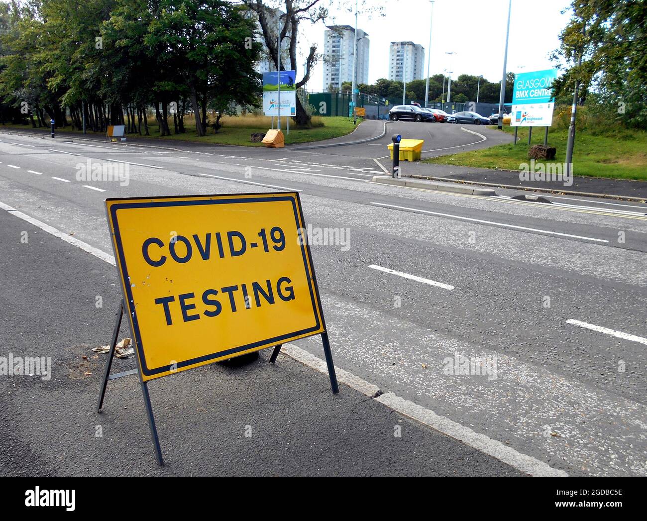 Una señal de Covid-19 indica que hay un centro de pruebas cerca para que el público tenga una prueba de Covid, en Glasgow 2021. ©ALAN WYLIE/ALAMY Foto de stock