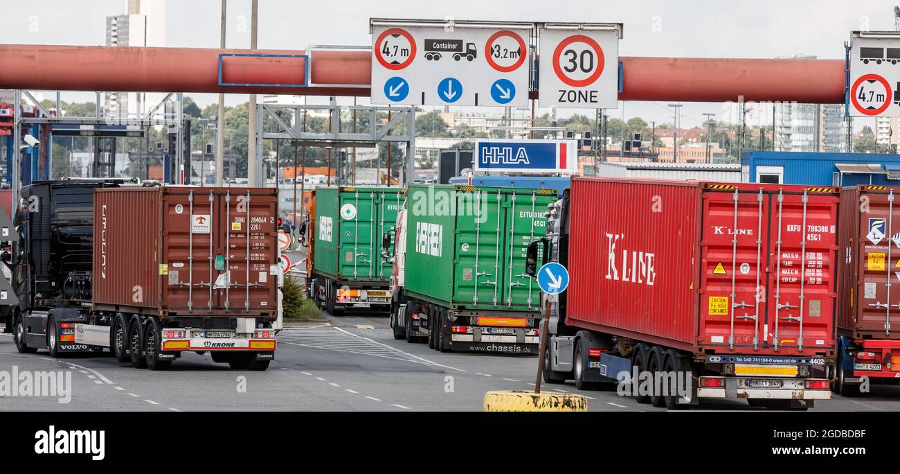 Hamburgo, Alemania. 12th de agosto de 2021. La principal vía de acceso a la  terminal de contenedores de Burchardtkai en el puerto de Hamburgo está  llena de tráfico de camiones. Crédito: Markus