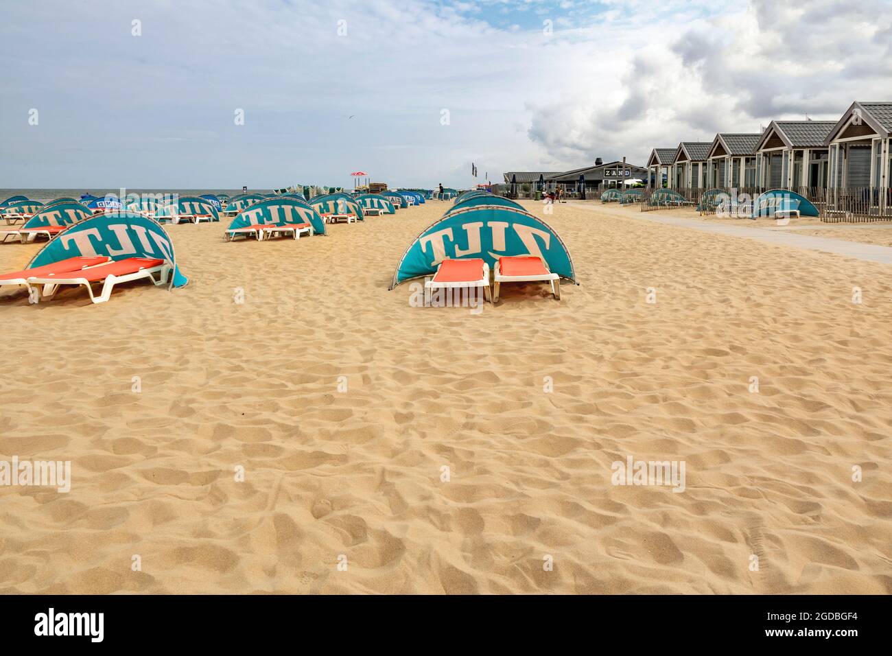 Playa en el entorno de verano, adornada con chalets, cortavientos, tumbonas, esperando visitantes, Katwijk, Holanda del Sur, Países Bajos. Foto de stock