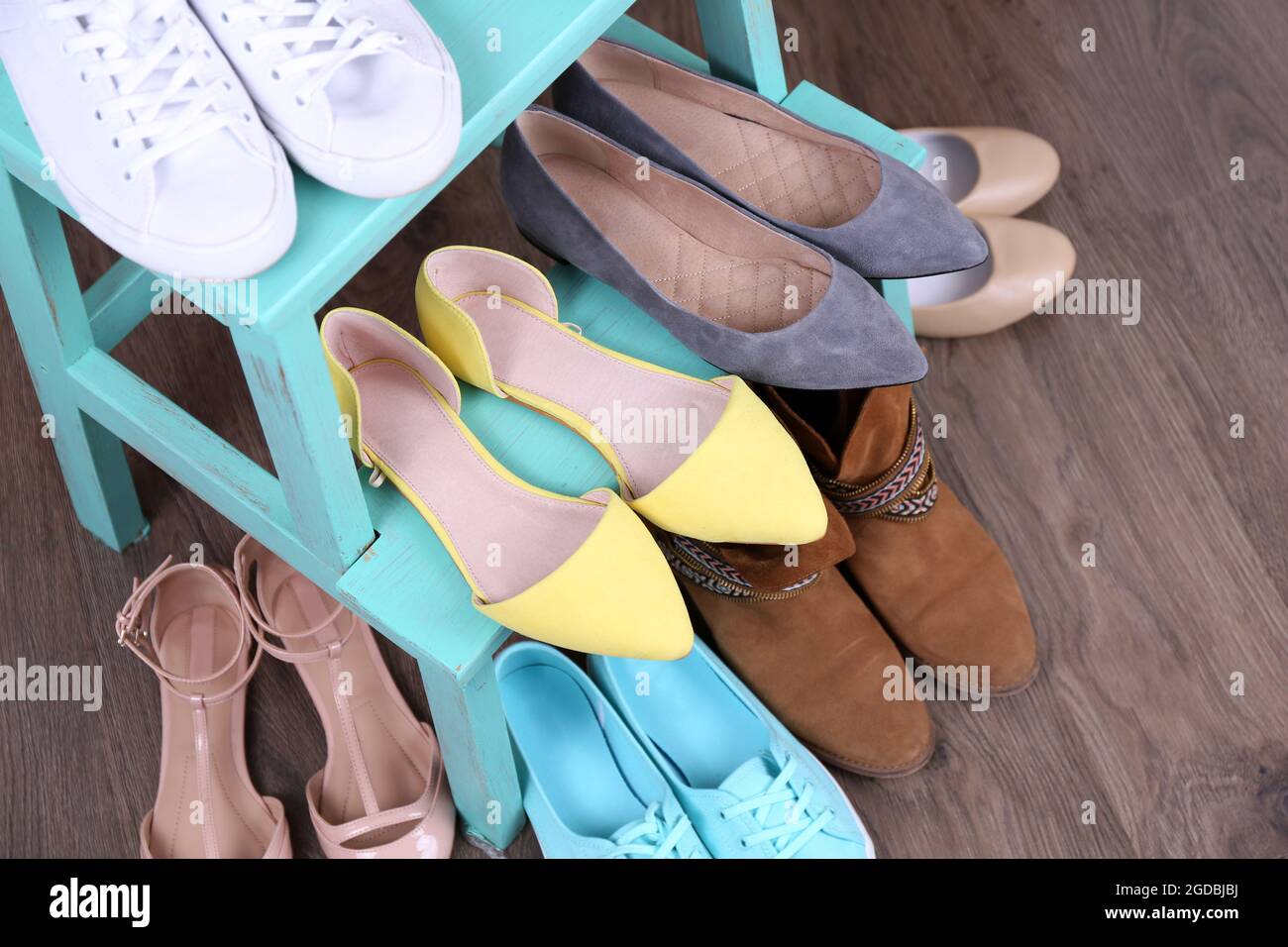 Estante para zapatos con zapatos para mujer Fotografía de stock - Alamy