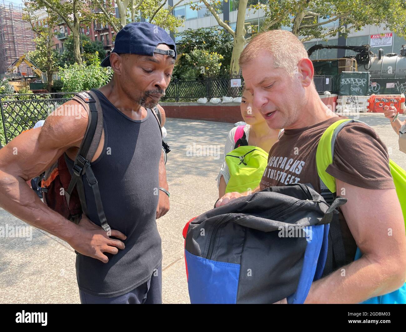 Mochilas para el Presidente y CEO de The Street Jeffrey Newman muestra una  mochila con suministros para las personas sin hogar, en la Ciudad de Nueva  York, EE.UU., 10 de agosto de
