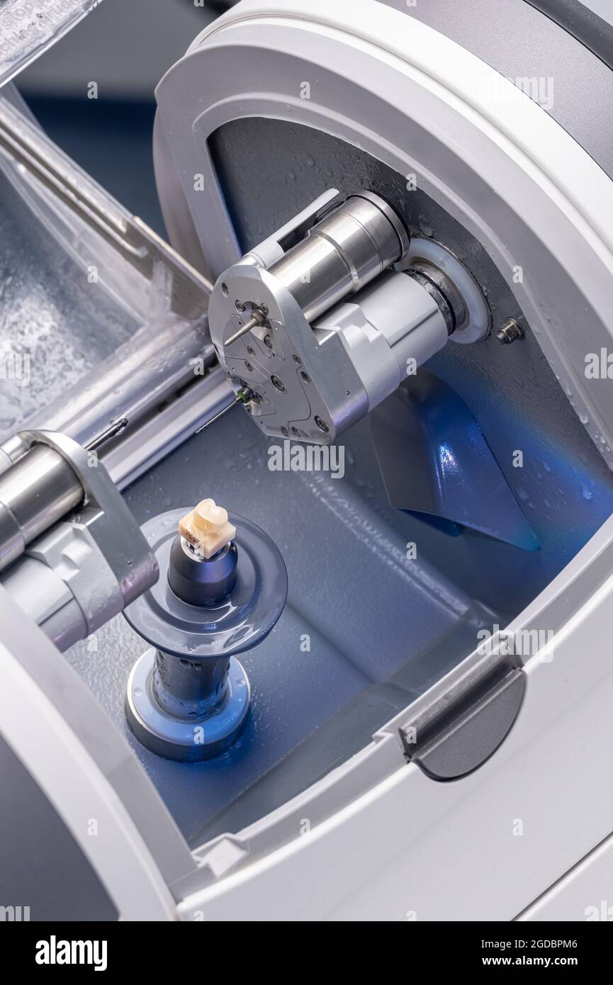 CAD CAM dental máquina asistida por ordenador. Laboratorio dental moderno  digital para la molienda de prótesis y coronas Fotografía de stock - Alamy