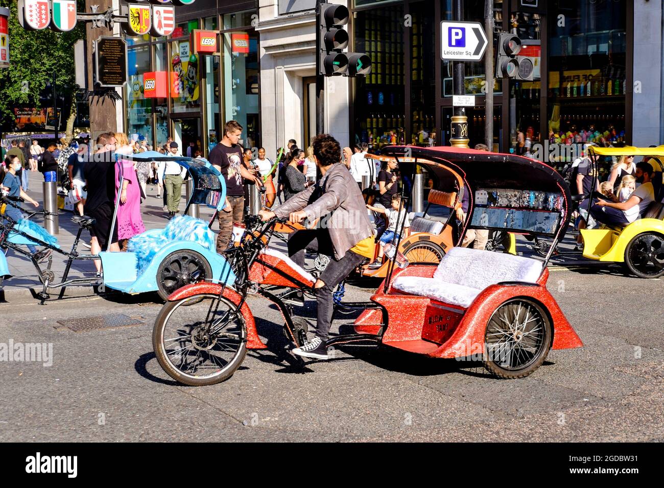 Los conductores de taxis a pedal esperan a los clientes en Leicester Square, Londres, Reino Unido. Foto de stock